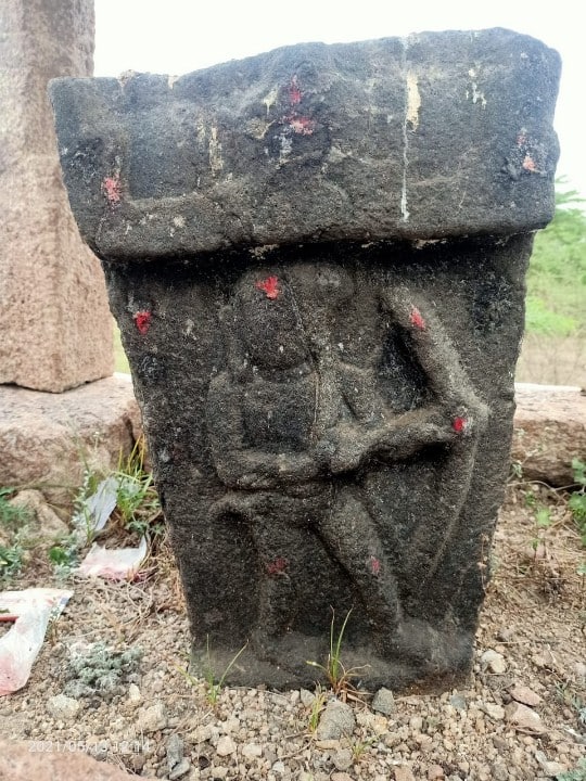 brave bow person  rock was found near viruthunagar மாலைக்கோவிலாய் கொண்டாடும் மக்கள்: 400 ஆண்டுகள் பழமையான வில் வீரனின் நடுகல் கண்டுபிடிப்பு!