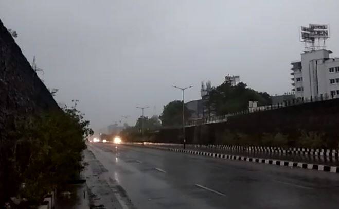 Cyclone Tauktae:  Heavy rainfall in ahemdabad city Cyclone Tauktae: તૌક્તેની અસર અમદાવાદમાં, ભારે પવન સાથે વરસાદ, અનેક જગ્યાએ વૃક્ષો ધરાશાયી 