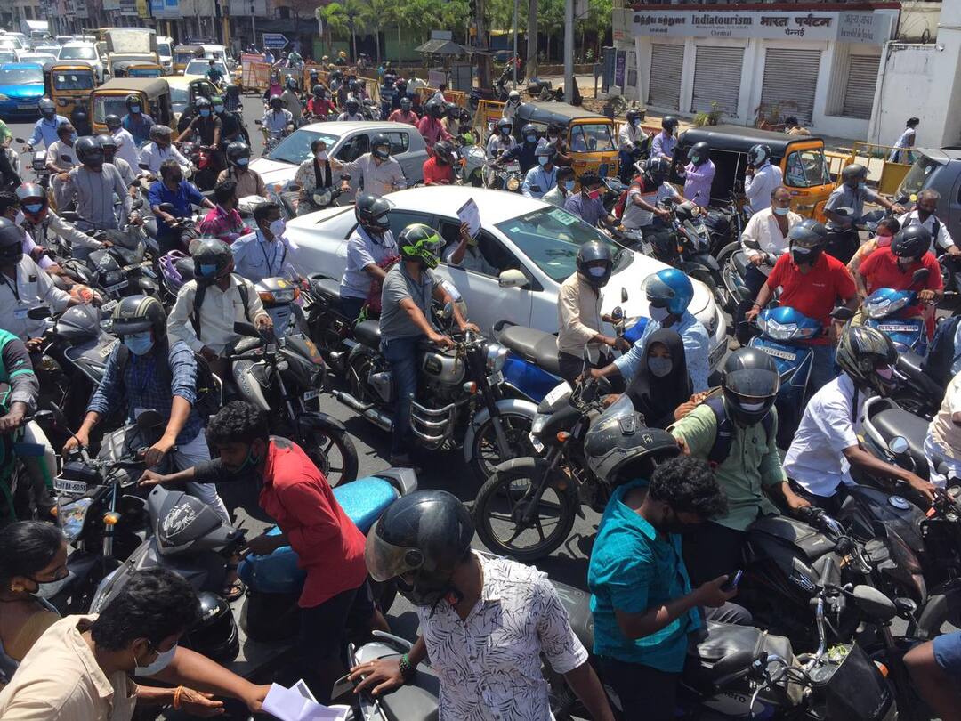 Social Distancing Goes For A Toss In Chennai As Commuters Clog Up For E-Registration Checks Social Distancing Goes For A Toss In Chennai As Commuters Clog Up For E-Registration Checks