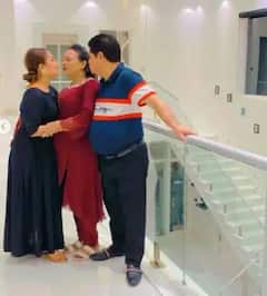 Neha Kakkar Parent Anniversary বাবা-মায়ের বিবাহবার্ষিকী উদযাপন করলেন নেহা কক্কর