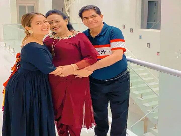 नेहा कक्कड़ ने इस बात की जानकारी इंस्टाग्राम के जरिए फैंस को दी है. नेहा ने पार्टी की तस्वीरें फैंस के साथ शेयर की हैं, जिनमें उनका पूरा परिवार बेहद खुश नजर आ रहा है. नेहा ने सोशल मीडिया पर फोटो को शेयर करने के साथ कैप्शन में लिखा, ‘सालगिरह की बहुत बहुत बधाई हो आप दोनो को. जितना प्यार आप दोनो ने दिया है हमें उतना प्यार हमे कोई भी नहीं कर सकता. बस यही प्रार्थना है माता रानी से आप दोनो हमेश खुश रहें.’