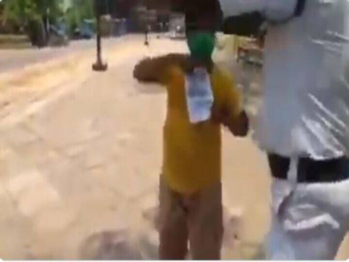 Viral Video: लॉकडाउन में मिठाई खरीदने निकले शख्स को पुलिस ने रोका, जानें इसके बाद क्या हुआ? Person found buying sweets in lockdown, cops note on neck after police stop, video goes viral Viral Video: लॉकडाउन में मिठाई खरीदने निकले शख्स को पुलिस ने रोका, जानें इसके बाद क्या हुआ?