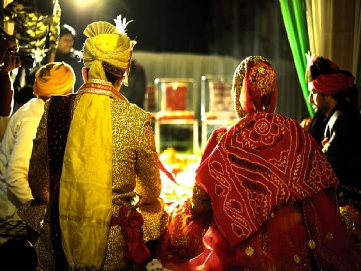 lucknow up corona news guidelines only 25 people will present in marriage function with covid protocol UP: घर में है शादी तो जान लें ये नए नियम, अब सिर्फ 25 लोग ही विवाह समारोह में हो सकेंगे शामिल 