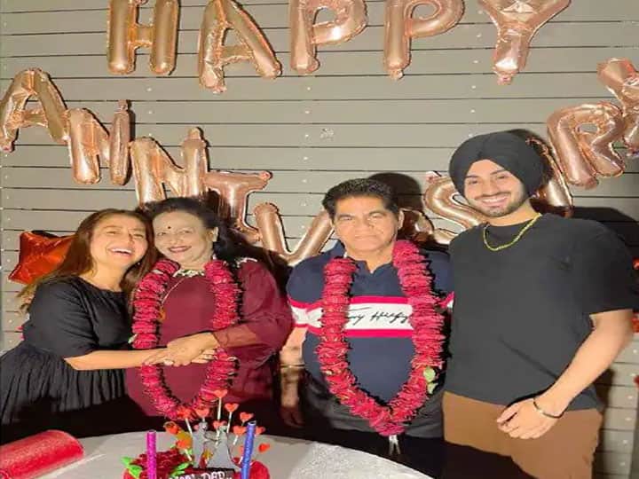 वहीं दूसरी तस्वीरों में पूरा परिवार केक काटने के दौरान एक साथ पोज देता नजर आ रहा है. रोहनप्रीत सिंह ने एक प्यारी सी पोस्ट के साथ ससुराल वालो की तस्वीर भी शेयर की. उन्होंने इसे कैप्शन में लिखा कि, ‘हैप्पी एनिवर्सरी मम्मा जी.. पापा जी. आप हमेश साथ रहें और स्वस्थ रहें.’ टोनी कक्कड़ ने भी अपने माता-पिता को उनकी शादी की सालगिरह पर शुभकामनाएं दीं.