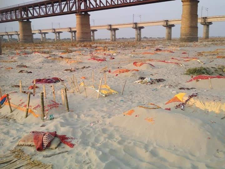 Ban On Dead Bodies Grounded At Ganga River Bank In Prayagra Ann | एबीपी  गंगा की खबर का असर, प्रयागराज में गंगा किनारे शवों को दफनाने पर लगी पाबंदी