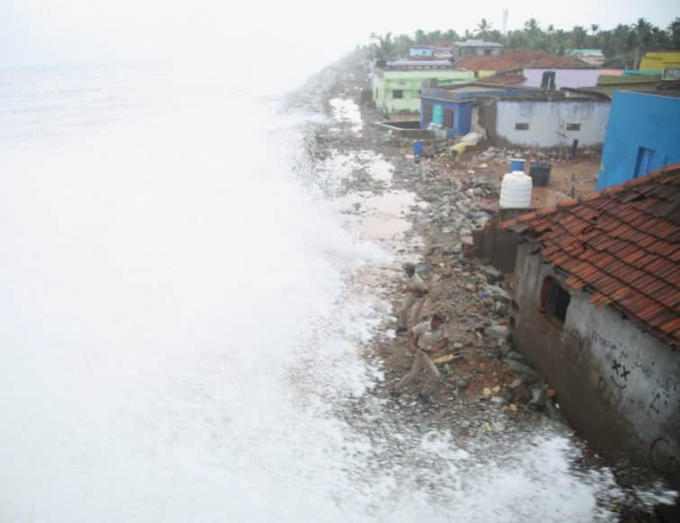 Cyclone Tauktae :  wall collapse in Rajula, girl died , three injured Cyclone Tauktae : રાજુલામાં દીવાલ ધરાશાયી થતાં એક જ પરિવારના 4 લોકો દટાયા, બાળકીનું મોત