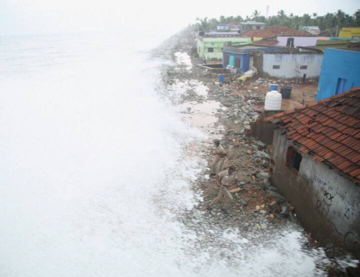 Cyclone Tauktae eye landfall completes, weakens after landfall in Gujarat, 6 dead in mumbai Cyclone Tauktae: कमजोर पड़ने लगा ताउते तूफान, मुंबई में 6 की मौत, गुजरात में 2 लाख लोग सुरक्षित स्थानों पर पहुंचे