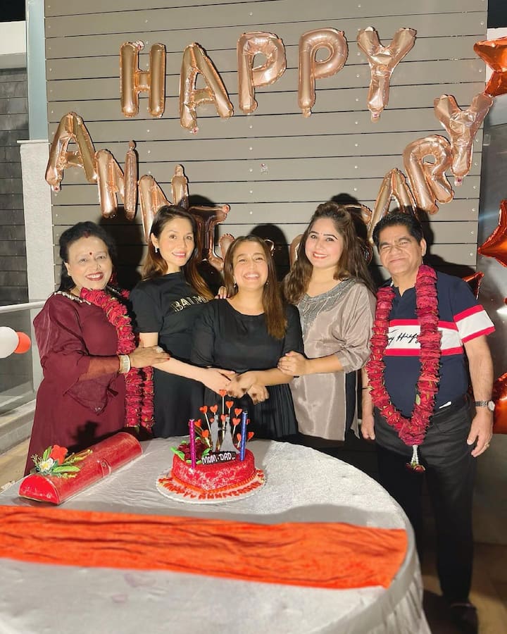 नेहा कक्कड़ के पैरेंट्स की वेडिंग एनिवर्सरी पर पूरा कक्कड़ परिवार इकट्ठा हुआ. नेहा ने कक्कड़ फैमिली के साथ भी तस्वीरें शेयर की है.
