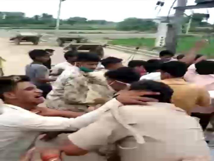 Police team attacked in Aligarh by villagers when they arrest a man involve in illegal liquor issue ann UP: अवैध शराब का धंधा कर रहे आरोपी को पकड़ने गई पुलिस टीम पर हमला, भागकर बचाई जान