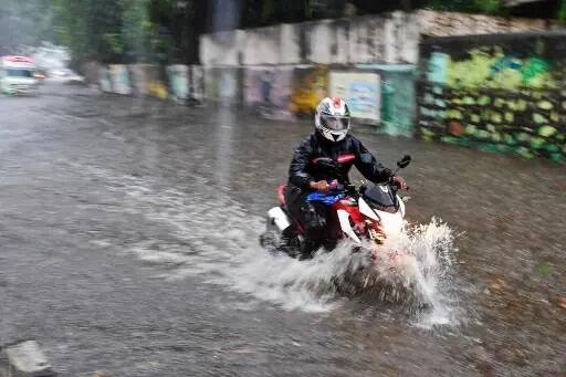 मुंबईसह नवी मुंबईतही चक्रीवादळामुळे सोसाट्याचा वारा आणि मुसळधार पाऊस पाहायला मिळाला. (छाया सौजन्य- पीटीआय)