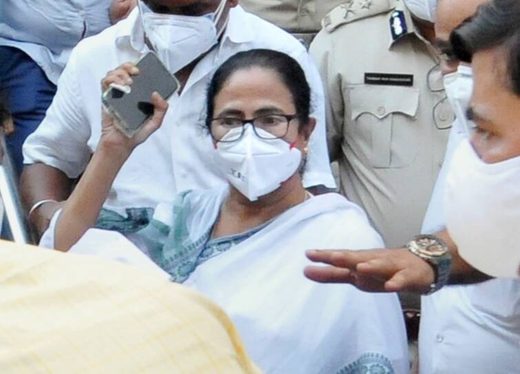 नारदा केस: मंत्रियों समेत ममता के चारों नेताओं की जमानत रद्द, TMC बोली- मोदी सरकार से बर्दाश्त नहीं हो रही हार Narada sting case: Calcutta HC stays bail order of TMC ministers and two MLAs नारदा केस: मंत्रियों समेत ममता के चारों नेताओं की जमानत रद्द, TMC बोली- मोदी सरकार से बर्दाश्त नहीं हो रही हार