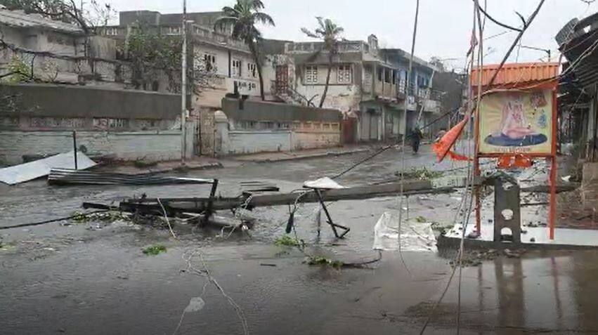 Cyclone Tauktae weaken gradually in to cyclonic storm during next 3 hours Cyclone Tauktae: રાજ્યમાં કેટલા કલાકમાં વાવાઝોડાની અસર ઓછી થવાનું શરૂ થશે, જાણો મોટા સમાચાર