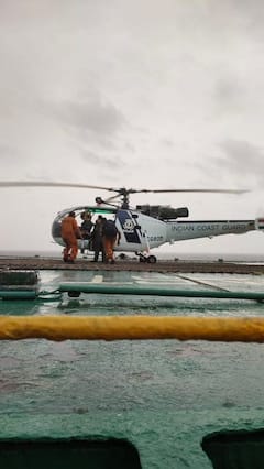 Cyclone Tauktae Update: তওতে উত্তাল মাঝ সমুদ্রে আটকে পড়াদের উদ্ধার সেনাবাহিনীর