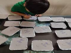 कोविड मरीजों के लिए बनाए मां के लंच बॉक्स पर बच्चे ने लिखा मैसेज, इंटरनेट पर वायरल हुई तस्वीर