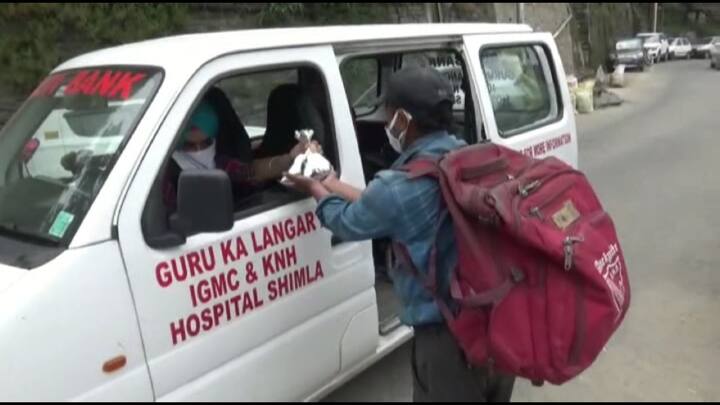 ਸ਼ਿਮਲਾ ਵਿੱਚ ਦੋ ਸਿੱਖ ਸੰਸਥਾਵਾਂ ਕੋਵਿਡ ਵਿੱਚ ਫਸੇ ਲੋਕਾਂ ਦੀ ਮਦਦ ਲਈ ਕੰਮ ਕਰ ਰਹੀਆਂ ਹਨ। ਦੋਵੇਂ ਸੂਬੇ ਦੇ ਸਭ ਤੋਂ ਵੱਡੇ ਹਸਪਤਾਲ ਆਈਜੀਐਮਸੀ ਵਿਖੇ ਲੰਗਰ ਸੇਵਾ ਚਲਾ ਰਹੇ ਹਨ ਜਿਸ 'ਚ ਹਰ ਆਉਣ ਵਾਲੇ ਨੂੰ ਲੰਗਰ ਖੁਆਇਆ ਜਾਂਦਾ ਹੈ।