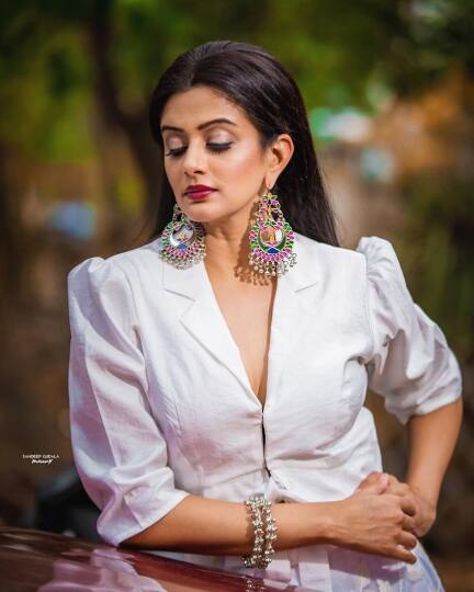 அய்யய்யொ என் வெட்கம் பத்தி வேகிறதே அய்யய்யோ என் சமஞ்ச தேகம் சாயிறதே அய்யய்யோ