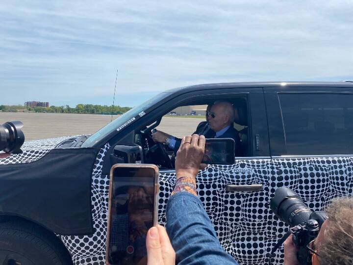 president joe biden drives new electric truck of ford, says- future of the world will be made here in america फोर्ड का नया इलेक्ट्रिक ट्रक चलाते नजर आए राष्ट्रपति बाइडेन, कहा-  दुनिया के भविष्य का निर्माण यहां अमेरिका में होगा