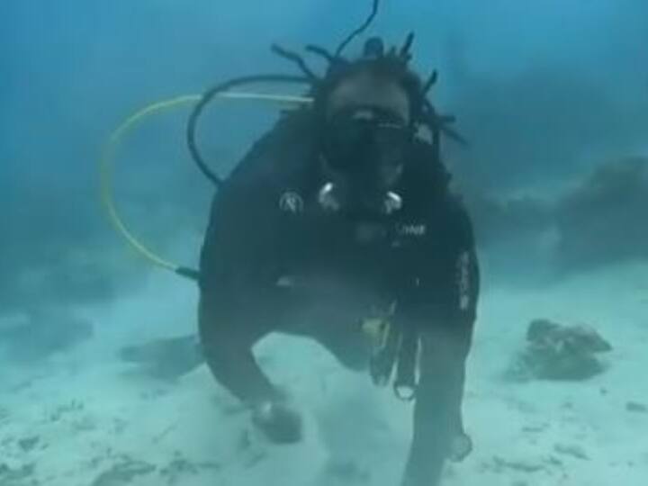 Chris Gayle seen doing underwater workouts at Maldives shared video Maldives में पानी के नीचे वर्कआउट करते नजर आए क्रिस गेल, इंस्टाग्राम पर शेयर किया वीडियो
