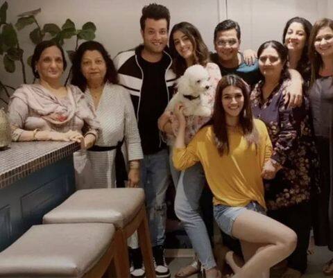 कृति के घर के किचन की बात करें तो पहली नजर में ये काफी सिंपल दिखाई देता है. लेकिन व्हाइट थीम पर बनाया गया किचन तमाम सुविधाओं से लैस है और परफेक्ट एंबियंस क्रिएट करता है.