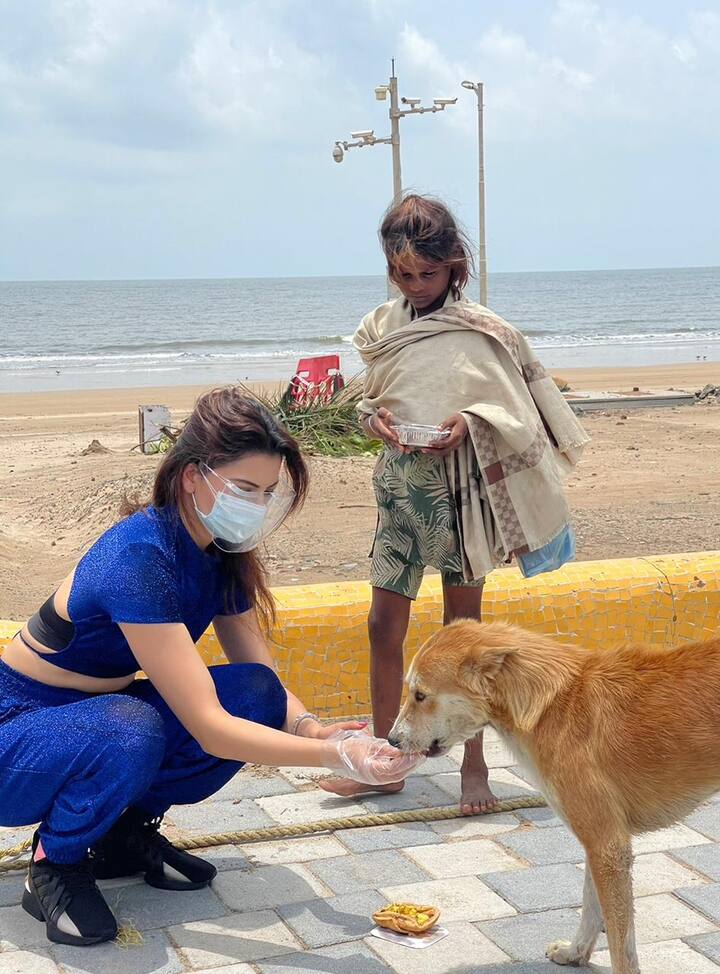 These adorable photo of Urvashi feeding a stray dog will definitely melt your hearts. The actress has recently donated  27 Oxygen Concentrators in her home state Uttarakhand to help the COVID patients.
