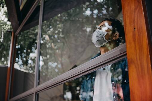 দেশজুড়ে ভয়ের ছবি দেখাচ্ছে করোনা। নিভছে না শ্মশানের আগুন। কোথাও আবার অক্সিজেন সঙ্কট। হাসপাতালে বেড না পেয়ে বাইরেই অপেক্ষারত আক্রান্তরা। আবার অন্য ছবিও আছে, দেশে বাড়ছে সুস্থতার সংখ্যাও। বাড়িতে থেকে চিকিৎসায় সুস্থ হয়ে উঠছেন বহু মানুষ। চিকিৎসকদের একাংশ পরামর্শ দিচ্ছেন খুব প্রয়োজন না হলেই বাড়িতে থেকেই করোনার সঙ্গে মোকাবিলা সম্ভব।