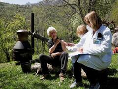 Photos | விதவிதமாய்.. வித்தியாசமாய்... கொரோனா தடுப்பூசி போடப்படும் பல்வேறு இடங்கள்!