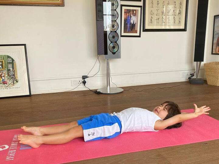 तैमूर है ही इतने क्यूट कि उनकी अदाओं को हर कोई कैमरे में कैद करने को बेकरार रहता है. तैमूर जब पैदा हुए तो उनके नाम को लेकर भी काफी विरोध जताया गया था लेकिन करीना ने किसी की नहीं सुनी और वही किया जो वो चाहती थीं. (फोटो - सोशल मीडिया)