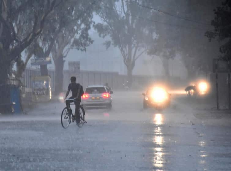 IMD expects rain in few area of Uttar Pradesh issues orange alert UP Weather Updates: यूपी के इन जिलों में तेज हवा के साथ होगी बारिश, मौसम विभाग का अलर्ट