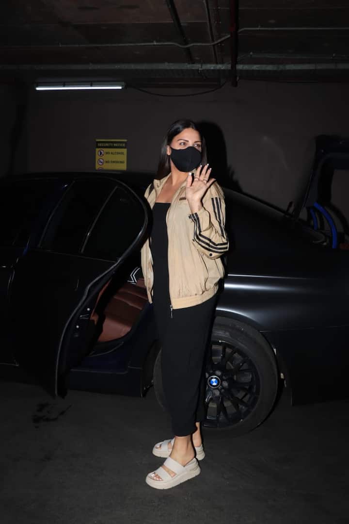 Himanshi flew to Jammu to spend quality time with Asim and her family during Eid 2021. She recently posted a photo with the 'Bigg Boss 13' first runner-up on social media.