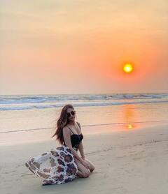 In Pics: समुद्र किनारे हॉट पोज देती नजर आई एक्ट्रेस Krystle Dsouza, दिलकश अंदाज ने बनाया फैन्स को दीवाना