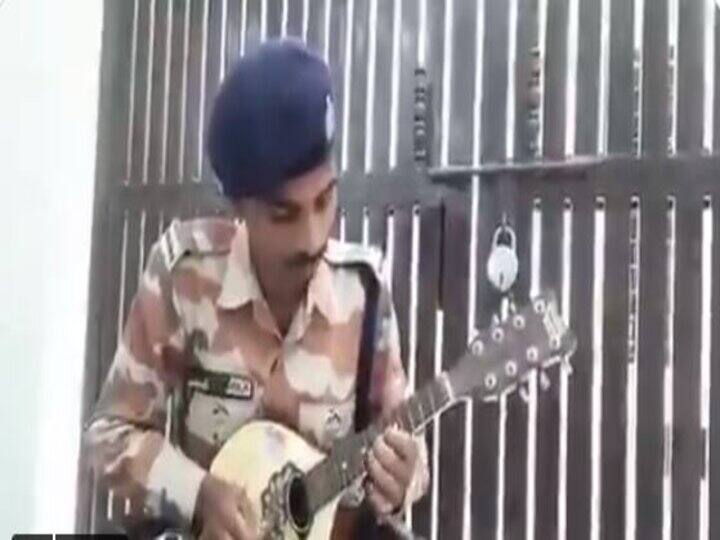 Viral: ITBP constable played melody for mandid warriors, video goes viral Viral: ITBP कॉन्सटेबल ने कोविड योद्धाओं के लिए बजाई मैंडोलिन पर धुन, वीडियो हुआ वायरल