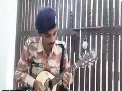 Viral: ITBP कॉन्सटेबल ने कोविड योद्धाओं के लिए बजाई मैंडोलिन पर धुन, वीडियो हुआ वायरल
