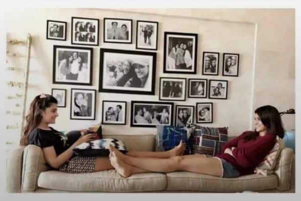 वहीं लिविंग रूम की बात करें तो एक्ट्रेस के घर में एक गॉसिप कॉर्नर जैसी जगह भी देखने को मिलती है. यहां एक बड़ा सा कोजी और कंफर्टेबल सोफा दिखाई देता है. साथ ही ये कोना सुंदर फोटो फ्रेम से सजा हुआ है जो इसकी खूबसूरती को और बढ़ाता दिख रहा है.