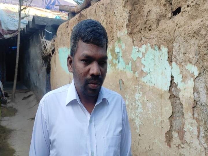 ‛பார்வையில்லை... வீடில்லை... வேலையில்லை...’ தாயுடன் கோவிலில் தஞ்சமடைந்த மகன்! save our livelihood begs 33 year old visually impaired youth ‛பார்வையில்லை... வீடில்லை... வேலையில்லை...’ தாயுடன் கோவிலில் தஞ்சமடைந்த மகன்!