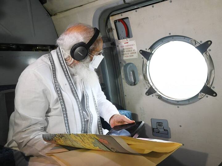 PM मोदी ने चक्रवात 'ताउते' से प्रभावित इलाकों का हवाई सर्वेक्षण किया, अहमदाबाद में अधिकारियों के साथ की बैठक