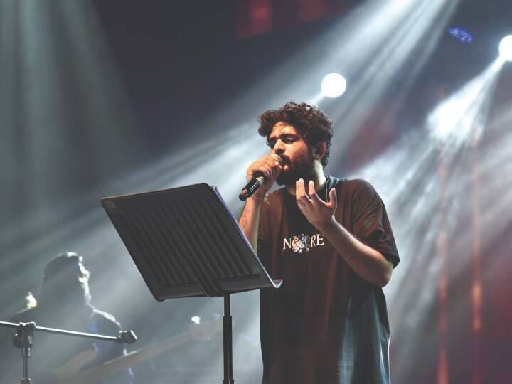 பெர்க்லீ மியூசிக் கல்லூரியில் படித்த அவர் இசை தயாரிப்பு மற்றும் பொறியியல் துறையில் பட்டம் பெற்றுயிருக்கிறார்