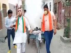 Meerut: कोरोना खत्म करने के लिये बीजेपी नेता हवन का धुआं और शंख लेकर घूम रहे हैं गली-गली