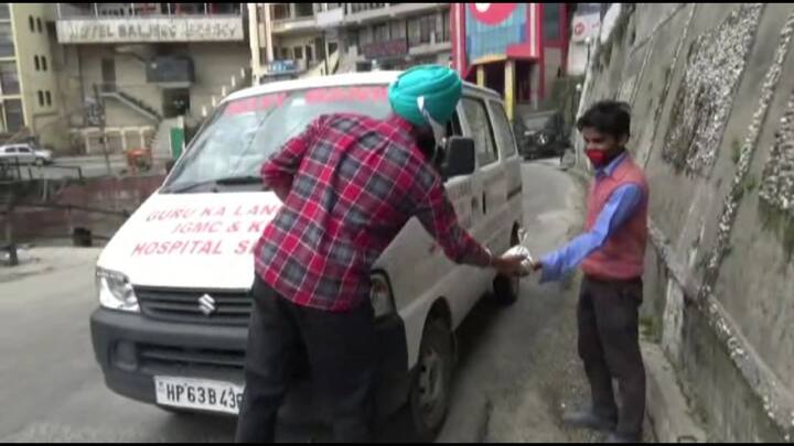 ਕੋਵਿਡ ਮਰੀਜ਼ਾਂ ਨੂੰ ਵੀ ਉਹ ਭੋਜਨ ਖਵਾ ਰਹੇ ਹਨ। ਸਿਰਫ ਇਹ ਹੀ ਨਹੀਂ, ਉਹ ਲੋਕ ਜੋ ਆਪਣੇ ਘਰਾਂ 'ਚ ਪੌਜ਼ੇਟਿਵ ਹੋਣ ਕਰਕੇ ਆਈਸੋਲੇਸ਼ਨ 'ਚ ਹਨ, ਉਨ੍ਹਾਂ ਨੂੰ ਵੀ ਦੋ ਟਾਈਮ ਦਾ ਭੋਜਨ ਮਿਲ ਰਿਹਾ ਹੈ।