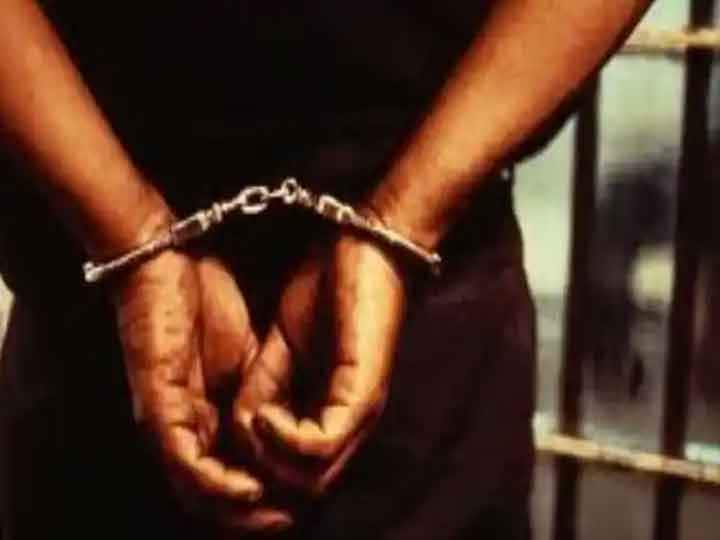 Police arrested two mobile snatcher in Mainpuri bike recovered ANN मैनपुरी: पुलिस की गिरफ्त में आए मोबाइल के दो लुटेरे, चोरी की बाइक बरामद