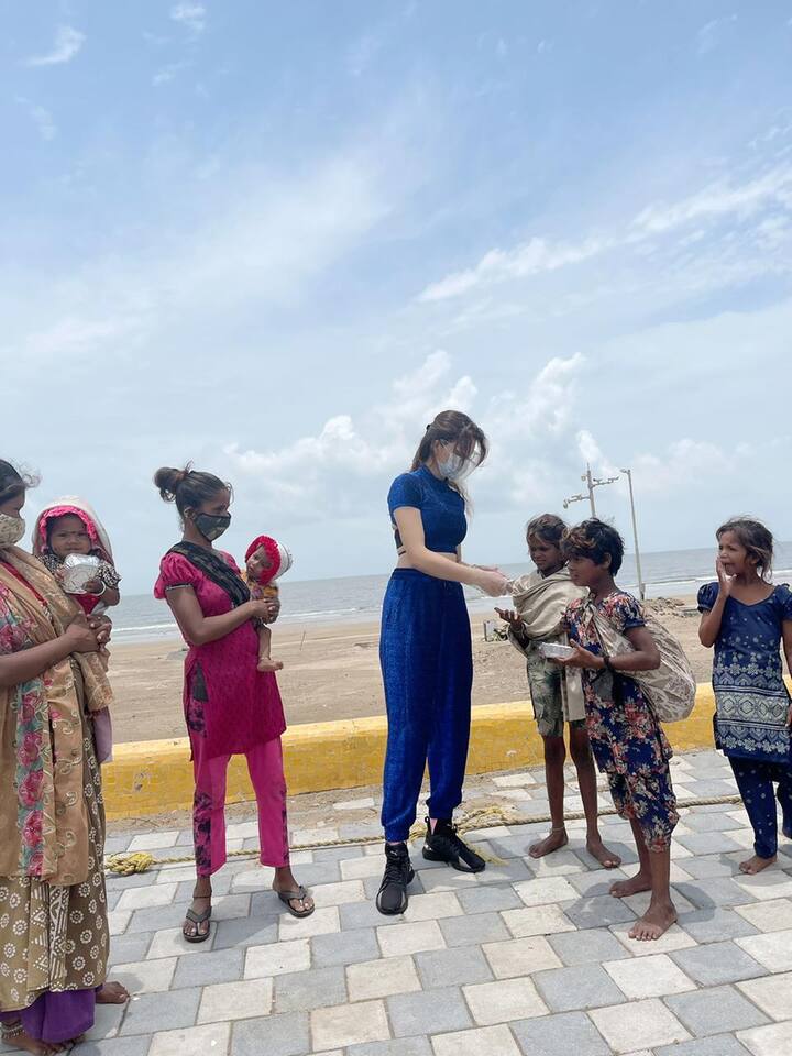 Urvashi, who recently gained over 37 million Instagram followers, distributed food packets to the people in Mumbai's Juhu. She was seen interacting with the kids while offering them food.