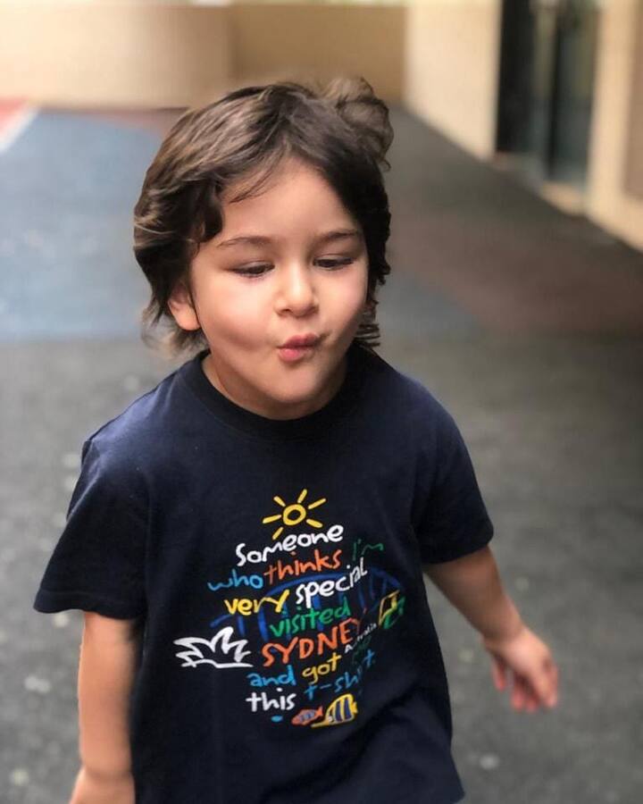 तैमूर इंडस्ट्री के उन स्टार किड्स में से एक हैं जो जन्म से ही पॉपुलर हैं और अब जैसे जैसे वो बड़े होते जा रहे हैं वैसे वैसे उनकी पॉपुलैरिटी भी बढ़ती जा रही है. तैमूर अभी केवल 5 साल के हैं लेकिन पटौदी खानदान के इस चश्मो चिराग की पॉपुलैरिटी का आलम देखिए कि कुछ समय पहले उनके नाम से एक डॉल भी मार्केट में आ चुकी है. (फोटो - सोशल मीडिया)