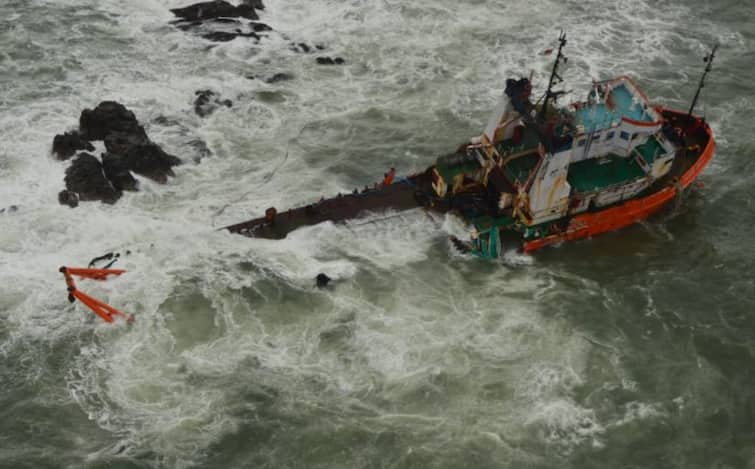 Indian navy recovered 13 dead bodied from Barge P-305, rescue operation continues Barge P-305 वरील 13 जणांचे मृतदेह भारतीय नौदलाच्या हाती : सूत्र
