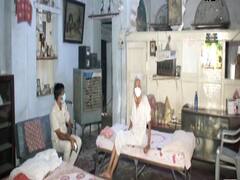 Delhi: पुलिसकर्मी ने बुजुर्ग महिला को वैक्सीन लगवाने में की मदद, वीडियो देख लोगों ने की तारीफ