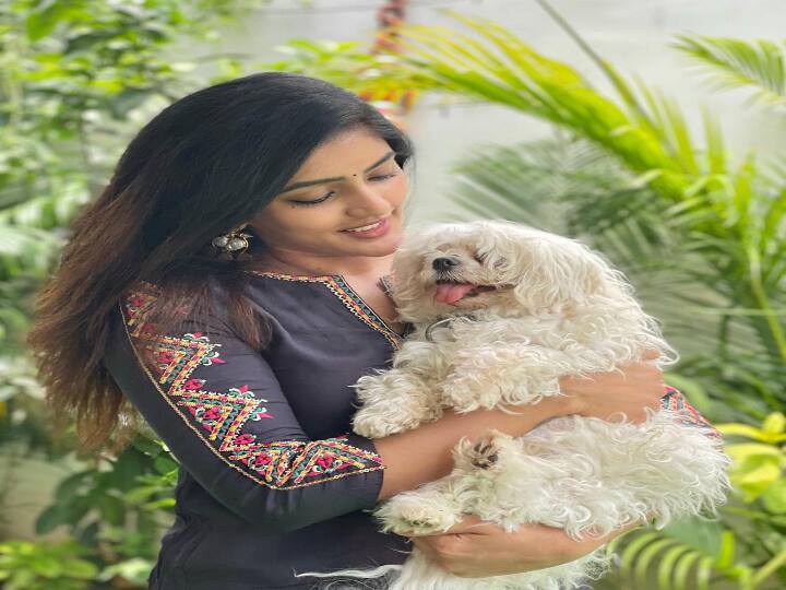 தென்றலைப் போல நடப்பவள் என்னைத் தழுவ காத்து கிடப்பவள்