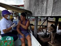 Photos | விதவிதமாய்.. வித்தியாசமாய்... கொரோனா தடுப்பூசி போடப்படும் பல்வேறு இடங்கள்!