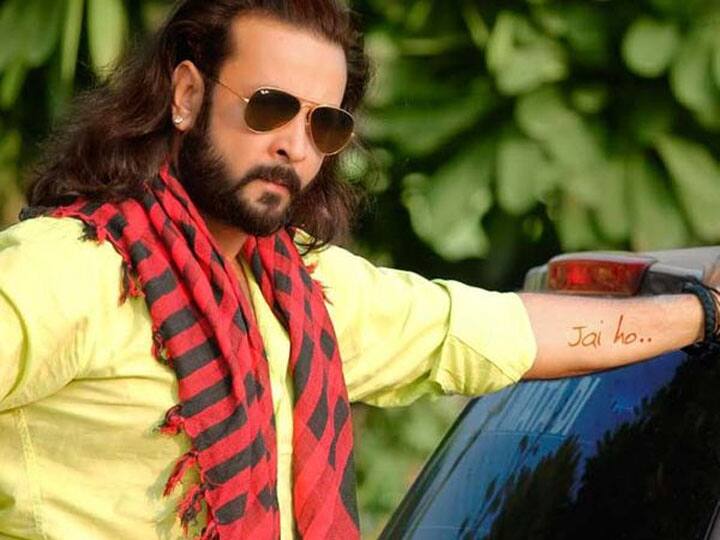 बिग बॉस सीजन 6 में एक और कंटेस्टेंट का नाम आता है और वो है संतोष शुक्ला का. सलमान खान संतोष शुक्ला के शो में दिवाने हो गए थे. सलमान खान हर वीकेंड के वार में संतोष शुक्ला से मज़ाक करते दिखाई दिए थे. फिर उसके बाद सलमान ने अपनी फिल्म जय हो में कास्ट किया था. इस फिल्म में उन्होंने नेगेटिव रोल निभाया था.