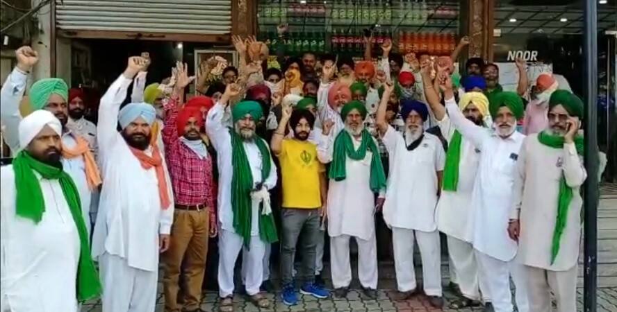 ਕਿਸਾਨਾਂ ਨੇ ਦੱਸਿਆ ਮੋਦੀ ਸਰਕਾਰ ਵੱਲੋਂ DAP ਦੀ ਘਟਾਈ ਕੀਮਤ ਦਾ ਸੱਚ farmers calls DAP price cut just fictitious and started to strengthen the protest at delhi borders from punjab ਕਿਸਾਨਾਂ ਨੇ ਦੱਸਿਆ ਮੋਦੀ ਸਰਕਾਰ ਵੱਲੋਂ DAP ਦੀ ਘਟਾਈ ਕੀਮਤ ਦਾ ਸੱਚ