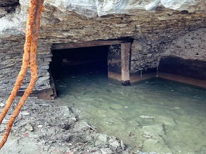 70 ஆண்டுகளுக்கு பிறகு அந்த நீர்தேக்கத்தை பழுதுபார்க்கும் முயற்சியில் அந்நாட்டு அரசு இறங்கியுள்ளது. இதற்காக குரோன் ஏரியில் இருந்த மொத்த நீரையும் அதிகாரிகள் வெளியேற்றியுள்ளனர்.