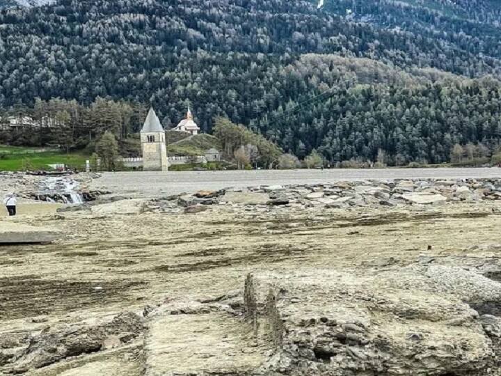 வறண்ட ஏரியில் காணப்படும் படிக்கட்டு