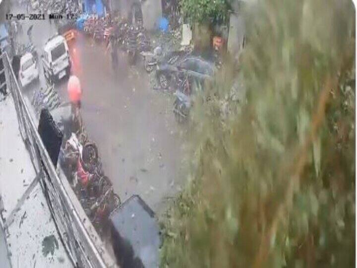 Viral: Woman saved from coming down a falling tree due to tau te in Mumbai, video viral मुंबई में ताउते की वजह से गिरते हुए पेड़ के नीचे आने से बची महिला, वीडियो वायरल